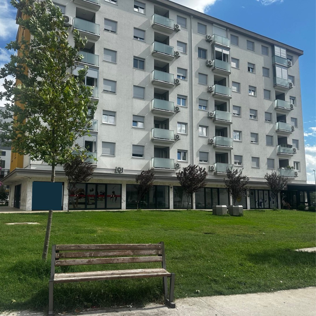 Izdaje se poslovni prostor na Pobrežju, Podgorica. 